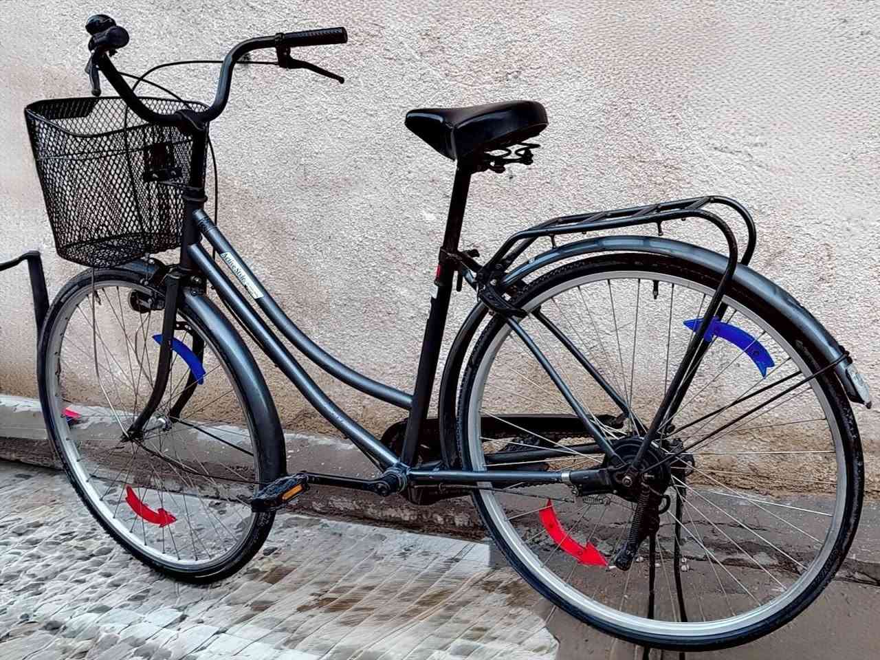 السلام عليكم للبيع بايسكل حجم 27 نظافتة90%يحتاجله چوب خلفي العنوان الأمين ***********
