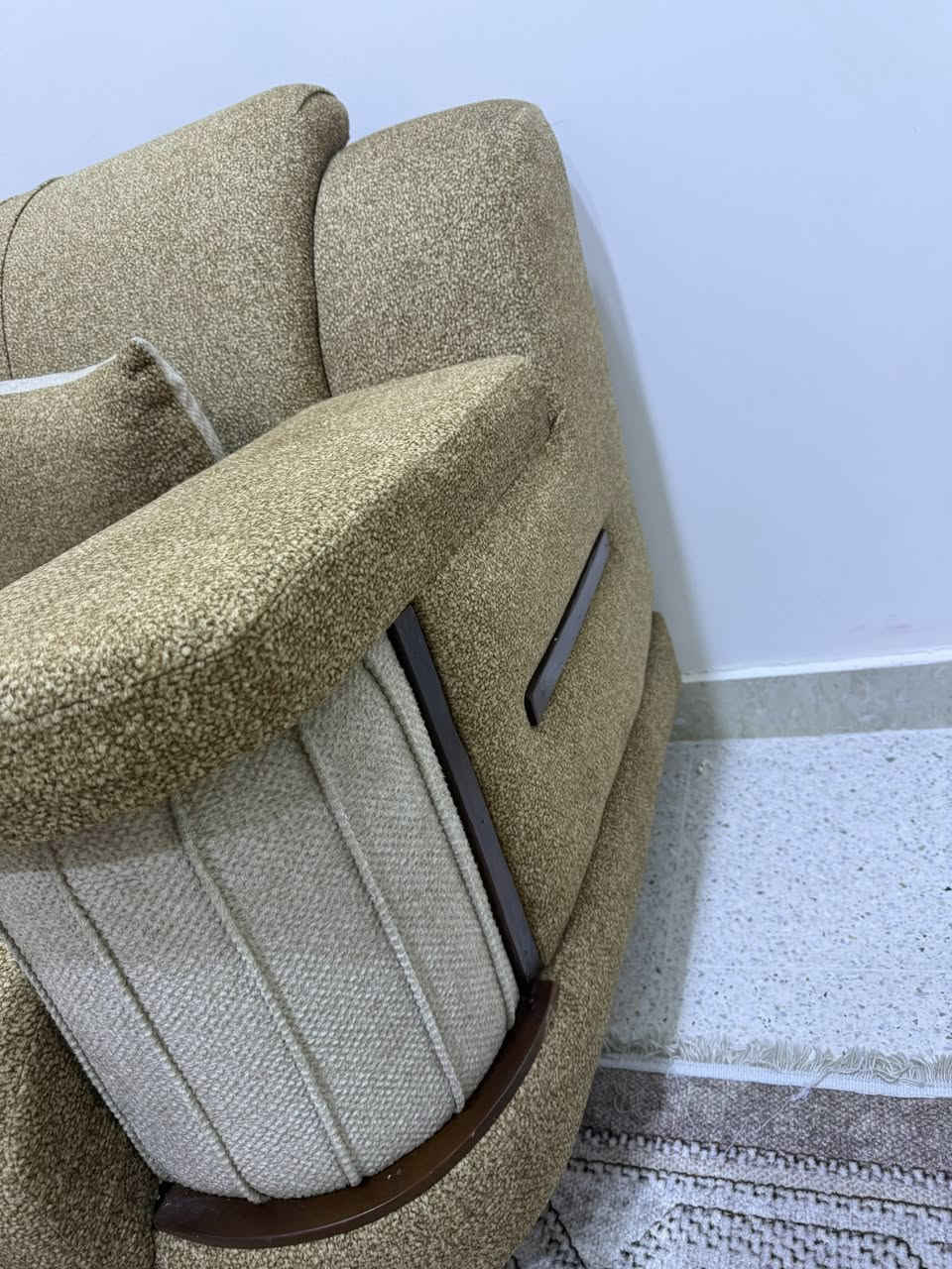 السلام عليكم تخم شغل عراقي نضافة 98%‎ لا كسر و لا شك مقعد ثلاثي عدد 2 و مقعد احادي عدد 2 للبيع 475 و بي مجال مكاني بغداد المهدية الثالثة رقم ***********
