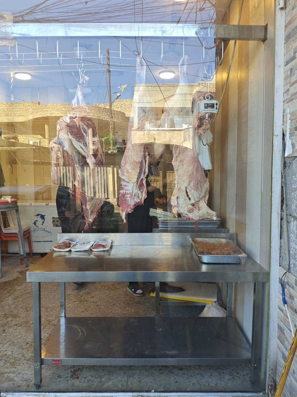 العنوان: إعلان هام (جداً) لسكان الملحانية: "انتهى زمن العضّ.. وبدأ زمن الذوبان!" 🥩😂
يا أهلنا الطيبين بالملحانية، نعلن لكم عن افتتاح [لحوم ومشويات ما شاء الله]. إحنا ما نبيع مجرد لحم، إحنا نبيع "راحة بال" ومذاق يخليك تنسى اسمك!
​ليش تشتري منا؟
​طلي هرفي: لا هو "شايب" ولا هو "عنودي"، لحم ناعم ومربى على الغالي، يذوب بالحلگ قبل ما يوصل للمعدة. 🐑
​عجل عراقي خالص: ذبح اليوم، مو من وراء البحار! يعني لحم أحمر يسر الناظرين. 🐂
​دجاجنا "مؤمن": مذبوح حسب الشريعة الإسلامية 100%، يعني تاكل وأنت مطمن وضميرك مرتاح. 🐓
​🍴 قسم "الدلع" (الأكل الجاهز):
​إذا كنت مستعجل أو "عاجز" عن الطبخ، قسم الشواء عدنا جاهز يتدلل:
​كباب وتكة: الريحة توصل لنهاية الشارع، والطعم يخليك تطلب "نفر" ثاني وأنت بعدك بالأول.
​لفات عالسريع: لفة تترس العين والگلب.
​الباجة (أم العظم): هاي مخصصة لأصحاب الفخامة، باجة "نظيفة" تخليك تنام للظهر من كثر الراحة! 🥣
​🤝 وعدنا لكم:
​نلتزم بأعلى معايير النظافة (أكثر من عيادات الأسنان!) وبالشريعة الإسلامية في كل قطرة دم.
​📍 الموقع: الملحانية - [محلات فلس ونص . حسينية سيد الشهداء والتكيه]
📞 للحجز أو "الفزعة" (التواصل): [*********** أو ***********]
​ملاحظة: يرجى عدم قراءة المنشور وأنت جوعان، المحل غير مسؤول عن حالات الإغماء من الريحة! 😉
