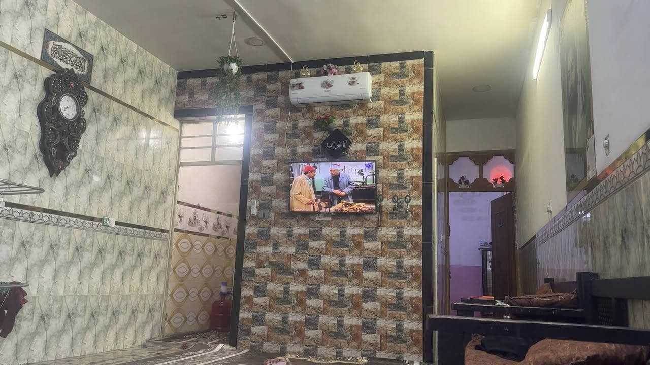 السلام عليكم دار للبيع المساحه 130 م بناء حديث كله طابوق مع اساس رفت الموقع على جهه القديم مقابيل عمود 10 للستفسار ***********
