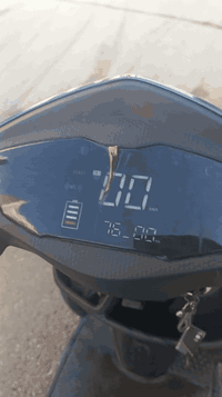 سلام عليكم دراجه شحن للبيع موديل 2025 سرعه 85 تلث نمر  دراجه اخت زيرو من شركت مويد طياره حجم ثقيل بيها صندوق دلفري مكاني  بلديات صحفيين سعر 850وبيها مجال رقم ***********
