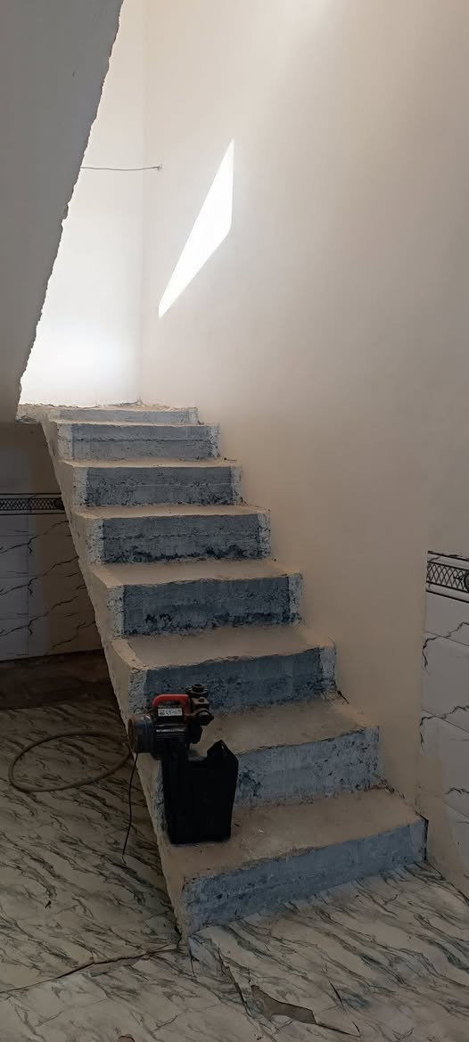 السلام عليكم 
معروض للايجار نصف دار خلفي بناءً حديث طابقين في منطقة الفداء شارع ابو لبنان خلف دورية الشرطة 
الطابق الاول 
استقبال وصاله وغرفه ومطبخ وصحيات 
الطابق الثاني 
غرفتين وصاله 
للاستفسار الاتصال واتساب ***********
مكتب المدار الذهبي للعقار
