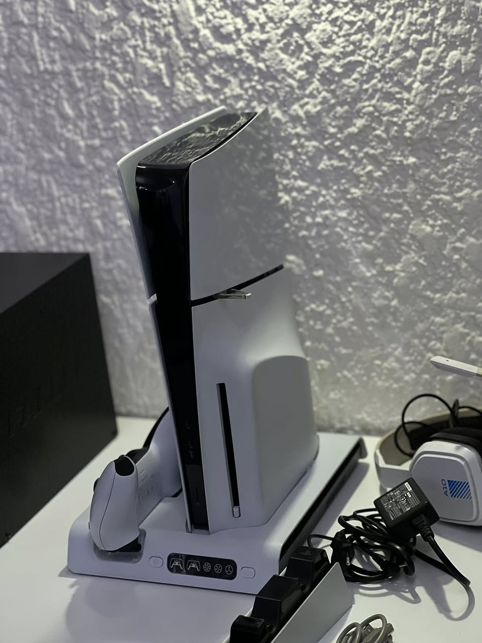 السلام عليكم
Ps5
بلي 5 سلم 1 تيرا
استخدام شخصي قليل جداً لا مفتوح ولا داخل صيانة ضمان وتجي تفحص 
كامل الغراض ماعدا الكارتونة 
جوستك 2
قاعدة شحن بلي مع اضاءة 
قاعدة جوستك 
3 اقراص 
سماعة a10
يو بي اس اون لاين بس هذا ماخذه 260

السعر خاص لو واتس 
مكاني بغداد الحرية 
***********
