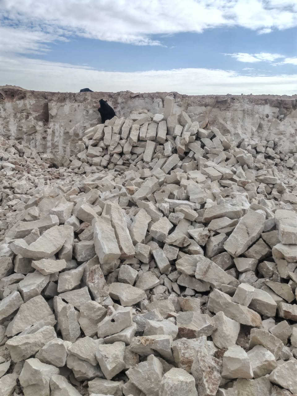 السلام عليكم يوجد عندنا حجر درجة اولى يوجد رمل درجة اولى يوجد حصو درجة اولى يوجد جص رمادي درجة اولى ***********
