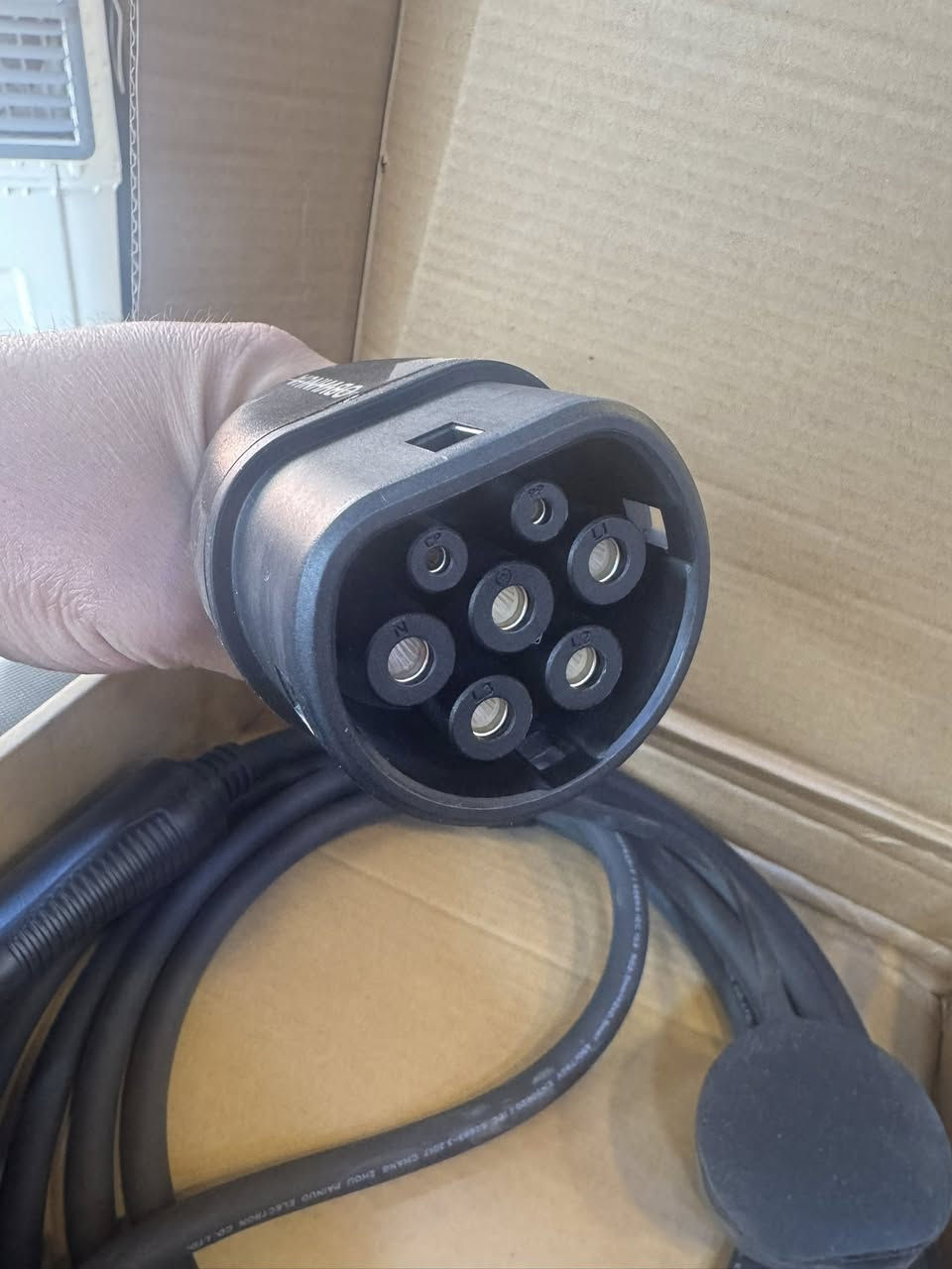 كيبل توصيل او سيار للشحن
توصيل شاحن للمولات او سيار توصيل اخاف الكهرباء بيعده ما توصل هذا يعتبر توصيل او طول الواير مال شحن جديد

*********** 

توصيل موجود مكاني بغداد السعر 45
