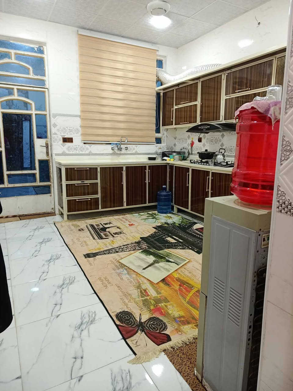 دار للبيع مكان قرب جسر بته مقابل بابلون يبعد عن الكونيش الجديد 100متر.     المساحه 200 طابو زراعي سند 25 بناء طابوق يحتوي البيت على 2غرف صاله هول مطبخ صحيات داخليه وخارجيه رقم صاحب الدار ***********
