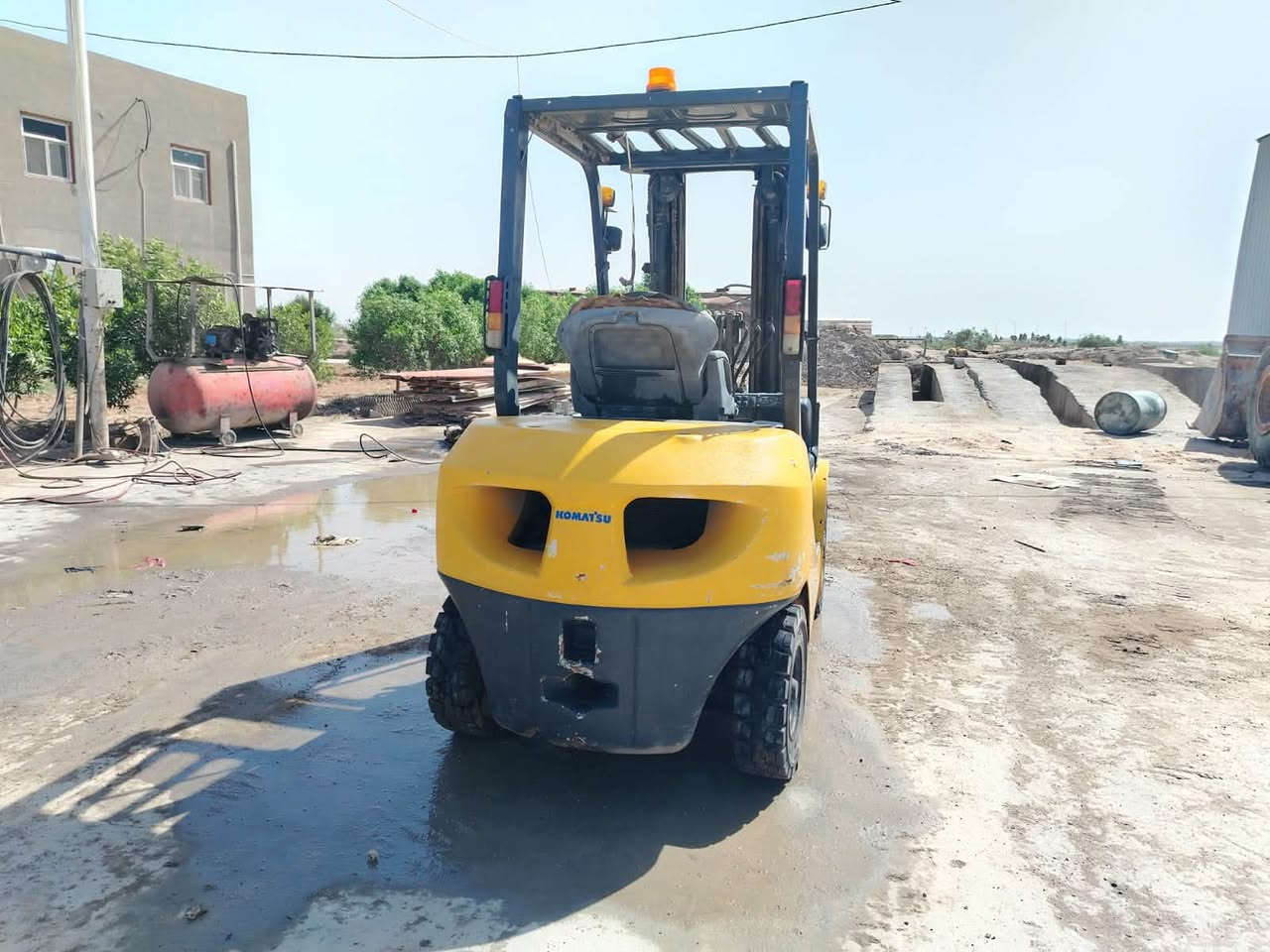 للبيع رافعة شوكية كوماتسو (KOMATSU)
الماركة: Komatsu
موديل: 2019
سعة الرفع: 2.5 طن (2500 كغم)
نوع الإطارات: جوبلس
ناقل الحركة: أوتوماتيك 
الوقود: ديزل 
حالة الرافعة: مستعملة، جاهزة للعمل
شوكات أمامية بحالة جيدة
مناسبة للمعامل والمخازن ومواقع الإنشاء
المميزات:
صناعة يابانية معروفة بالمتانة والاعتمادية.
محرك قوي واستهلاك اقتصادي.
صيانة متوفرة وقطع غيار متوفرة في السوق.
للاتصال ‭***********‬
