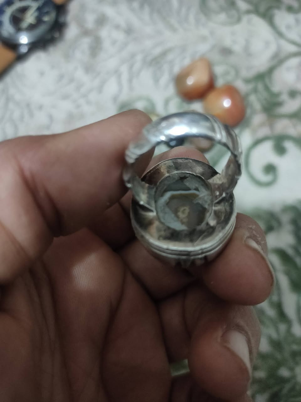 السلام عليكم. خاتم داودي قديم.   مع احجار.    الخاتم سعره 60 وبي مجال الاحجار 20. بلديات ***********
