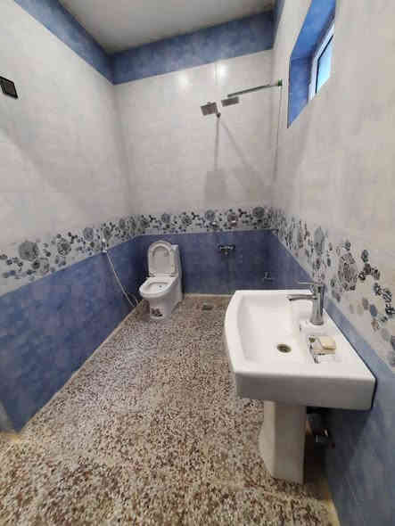 شقة للايجار طابق ثاني تحتوي على غرفتين وصالة ومطبخ وصحيات وبالكونة العنوان كرادة خارج تقاطع المسبح للاستفسار الاتصال على الرقم ***********
