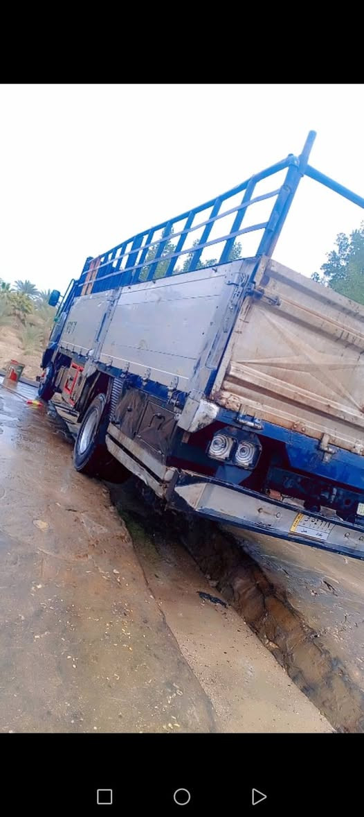 السلام عليكم سياره مربع للبيع مكينه 14سوبر لابخار ولا تنقيص كير كفاله عامه طول سته اولادي  الشباب يتصل ع رقم ***********
