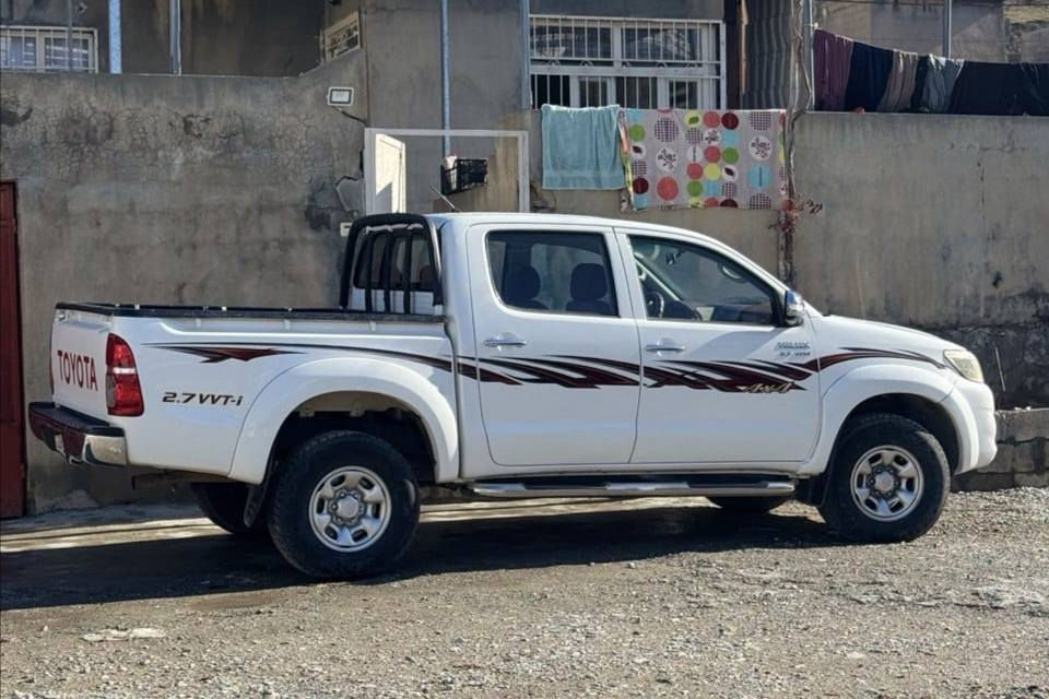 تۆیۆتا هایلۆکس 2014 شەریکە جیهان بێ بتڵ 
219 هەزار کیلۆمەتر ڕۆیشتووە 
بەناوی خۆمەوەیە 
سەنەوی تاکو مانگی 11ی 2030نوێکراوەتەوە
گێڕ عادی بەشەرت 
پارچە ڕەشە لەسەرساغە 
بۆدی دواوەی نەگۆڕاوەو خاوێنە 
چەملەغی پێشەوەی لای شوفێر قرچێکی هەیە ،
 لەکاتی چونەژوورەوە بۆگەراج بەدینگەیەک کەوتوە ، 
ناوەوەی نەگرتوەو بەتانەی نەگرتوە 
ئەوەی تر هەمووی بەشەرت 

سـعـر : لە کۆمێنت داوابکە ڕاستەوخۆ بۆت دێت 📥 

گێر و مەکیەنەی بەشەرت 
مەکینە کراوەتەوە بۆ قایش ڕوونی دەدا لەلای خۆم کراوەتەوە 
هیچ کێشەیەکی تێدا نییە 

ژمارەی خاوەنەکەی 
کۆڕەک ***********
زین ***********
