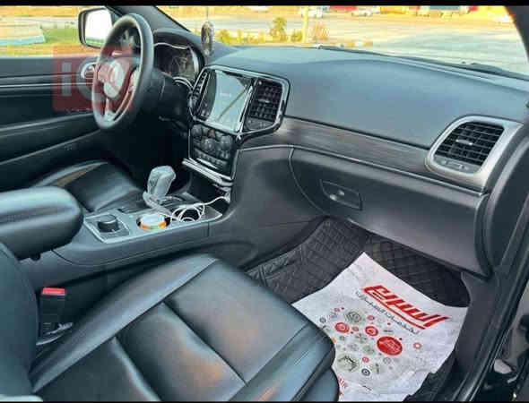 جيب 
كراند شيروكي 

موديل ٢٠٢٢

بدون حادث ( بيها طخة خفيفة بالجاملغ الخلفي من امريكا ومتصلحة )

مغلفه ppf كامل

ماشية ٦٤ الف ميل

فتحة سقف

بصمة

شاشة كبيرة

لون اسود

محرك ٦ سلندر تنفس طبيعي

مقاعد جلد

خزن ميميوري 
***********
وضعيات قيادة
