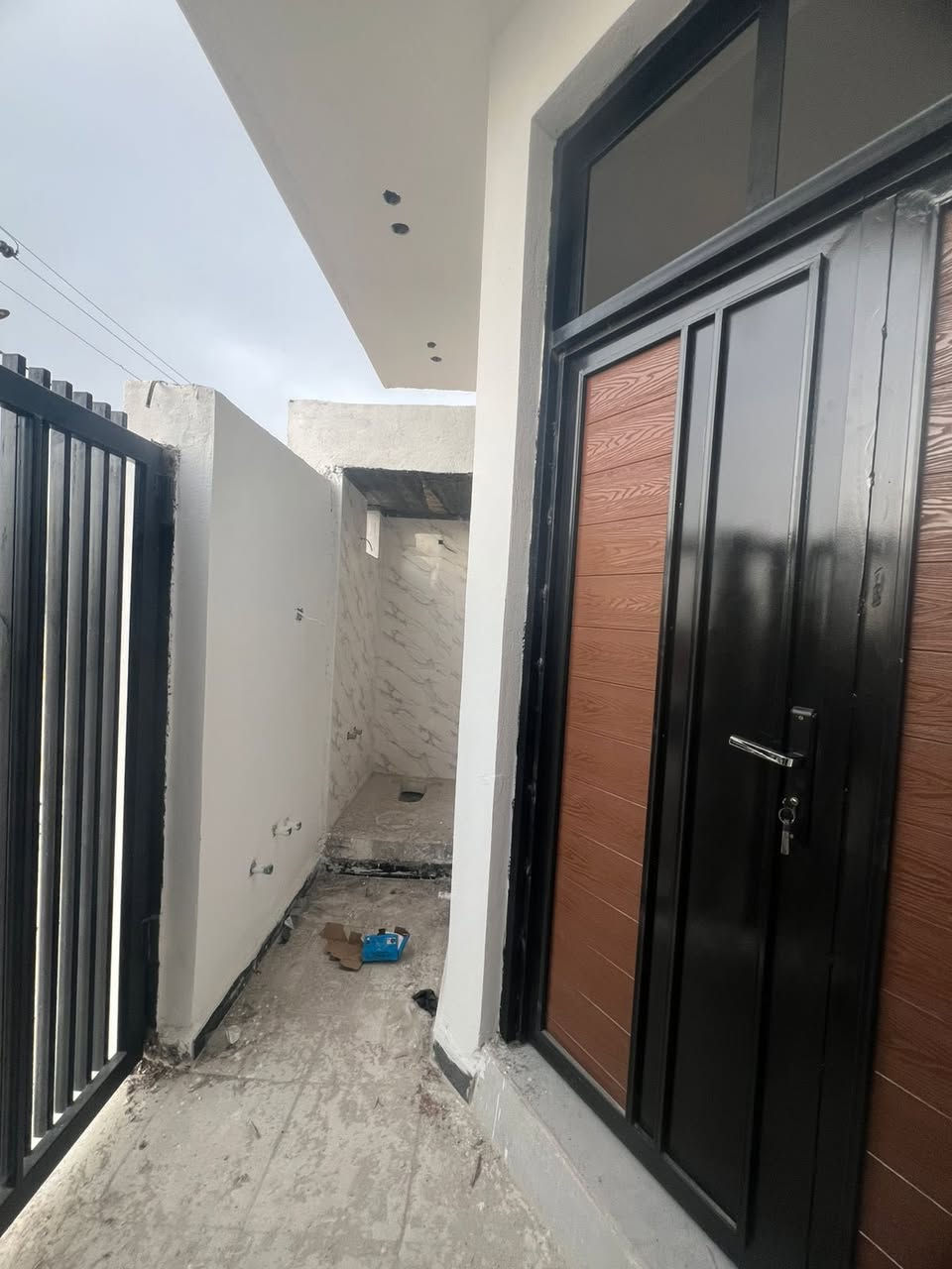 🏡/ دار للبيع المساحة ١٠٠ م طابو زراعي سند ٢٥ تحويل مباشر

                   الواجهة ٥ م / النزال ٢٠ م

🧱/ بناء حديث درجة اولى 

         ( تشطيب نهائي تسليم مفتاح )

الطابق الأول/ مطبخ . هول . استقبال . غرفة نوم . مجمع صحيات 

الطابق الثاني/ غرفة نوم . هول . 

🌏الموقع / بداية ابي غرق قرب محطة النوار خلف مفروشات الجنابي قريب جداً من شارع كربلاء 

للاستفسار اكثر مراسلة الصفحة او مراجعة مكتب 

بشار للعقار والمقاولات بداية شارع الحسينية من جهة شارع ٦٠ 

***********          ***********
