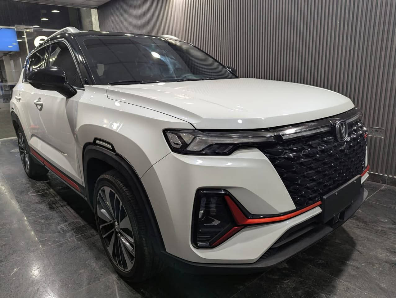 السلام عليكم 
اللبيع شنجان s35
اليكم التفاصيل الآتية:

🚘 خليجي 
🚘 الموديل 2024
🚘 سعة المحرك 1,5L 
🚘 مرتبط بناقل حركة أوتوماتيكي 
🚘 
🚘 حساسات أمامية 
🚘 حساسات خلفية
🚘 لايت زينون + LED
🚘 كشافات 
🚘 بك لايت LED 
🚘 حجم الاطار 235/60R18 
🚘 ويل كب 18‼️
🚘 فتح الصندوق كهرباء 
🚘 بانوراما ‼️
🚘 اريل نفكيتر 
🚘 هاند بريك بصمة 
🚘 مفتاح التشغيل بصمة 
🚘 دشبول شاشة 
🚘 شاشة 
🚘 كاميرا دوارة
🚘 4 كاميرات °360
🚘 المقاعد جلد  
🚘 حركة مقعد السائق كهرباء 
🚘 المودات والأوامر الصوتية
🚘 مثبت السرعة Cruise 
🚘 أوضاع القيادة  Drive Mode
🚘 فحص أنظمة السيارة 
🚘 مقود جلد حياكة رياضي 
🚘 حساسات ضغط اطارات
🚘 تبريد شاشة مناخين منفصلين 
🚘 قطعتين تبريد 
🚘 أوضاع القيادة DRIVE MODE 
🚘 ا ABS  
🚘 أوتو هولد 
🚘ا ISOFIX  ايزو فكس
🚘 نظام مانع الانزلاق
🚘 تتسع المقصورة الداخلية ل 5 راكب 
🚘 اشارة في المرايا الجانبية قابلة للطي 
🚘 مخرج منفذ الطاقة ⚡
🚘 شاحن هاتف Wireless 
🚘 ا  Bluetooth / USB 133

تصال ***********
