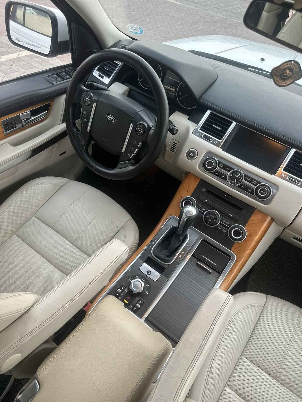 Range Rover Sport 2011  
 
مكان سيارة سليمانية 

***********

سعر مطلوب ١٤٨ ورقة و مجال 

بيع نقد بدون مراوس 

مكان سيارة سليمانية 
 

محرك بدون سوبر ارغب محرك   

سيارة وكالة خليجية ضمان دولي 

**********************

سيارة مكفولة من صبغ 

*********************
مواصفات 
 بصمة 
سلايد
داخل بيجي
كشنات كهرباء 
كشنات جلد 
شاشة  
دبلات جبريس صاعد و نازل حسب رغبة 
سيستم صوت سماعات 
ستيرن تحكم فوول اوبشن
اربع نضام قيادة (صحراء و ثلج و جبال و ستاندارد )
گیر (سبورت و عادي و اوتوماتيك)
بريك بصمة
تبريد مركزي تشغيل يسار و يمين و امامي و خلفي مختلف حسب رغبة 
*************************
شروط سيارة 

محرك و گیر  بشرط
حدادية جديدة
تخم تاير ويل جديده
سنوي جديدة
لوحة جديدة تحويل مباشر

**************************
سعر سيارة ١٤٨ ورقة مجال 

مكان سيارة سليمانية

***********
