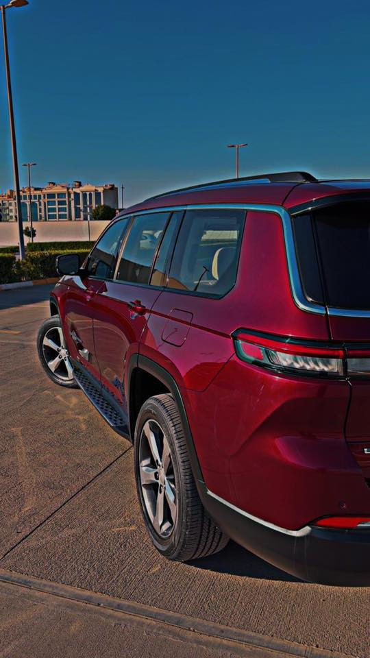 جيب كراند شيروكي لمتد بلص 7 راكب .
الموديل : 2022 . (خليجي) . 
المحرك : V6.  3.6L . 
العداد : ميل . ( 75) . 

المواصفات :
* دفع رباعي 4x4 . 
* رادار امامي مع مانع تصادم . 
* تحذير الخروج عن المسار . 
* تحذير النقطة عمياء ⚠ .
* ويل قياس 20 انج .
* سقف بانوراما . 
* شاشه كبيرة 10.1 انج . 
* نظام الخرائط (GPS) .
* كاميرا داخلية . 
* كاميرا خلفية . 
* المصابيح الأمامية زنون .
* كشافات الضباب زنون .     
* تشغيل عن بعد .
* صندوق كهربائي .
* مقصورة الركاب من الجلد الفاخر .
* حفظ وضعيات الجلوس (ميموري) . 
* المقاعد الأمامية كهربائية .
* المقاعد الأمامية تبريد وتدفئة .
* المقاعد الخلفية تدفئة .
* سستم صوت Alpine . 
* انارة داخلية LED . 
* حساسات خلفية . 
* دوسات جانبية. 
* 7 راكب .
* مكيف خلفي مع وحدة تحكم منفصلة . 
* تدفئة ستيرن . 
* مانع تصادم خلفي .
* بلوتوث تلفون . 
* محدد سرعة . 
* نظام التشغيل والاطفاء الاوتوماتيكي .
* ⁠سياره مكفوله كفاله عامه 
رقم الهاتف ***********
رقم الهاتف ***********
مكاني اربيل الشراي يتصل ويدلل
