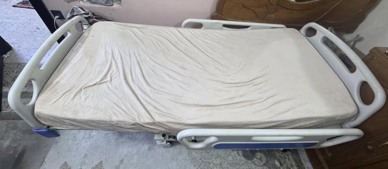 بيع سرير طبي مستخدم (بحالة ممتازة)
التفاصيل:
• نوع السرير: سرير طبي احترافي مزود بجوانب حماية قابلة للتعديل.
• الحركة: يحتوي على عجلات مزودة بمكابح (Locks) لسهولة التحريك والتثبيت. وتحرك الإجراء 

• الحالة: نظيف جداً وشغال تماماً (مثل ما موضح بالصور).

للتواصل والاستفسار: [***********]
