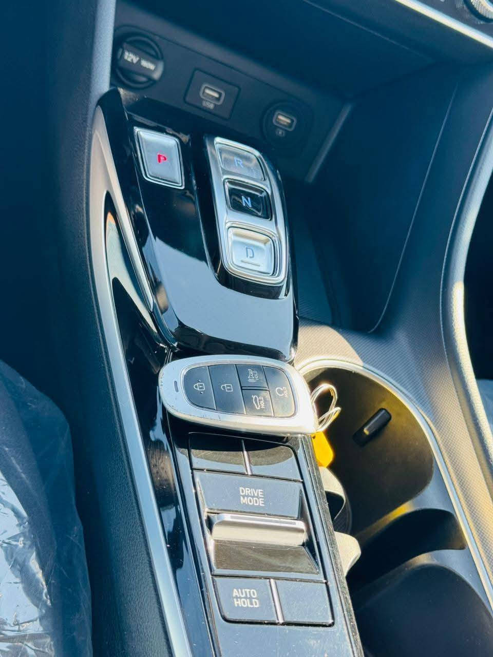 هونداي سوناتا وارد امريكي 
‎الفئة:SEL. 
‎المديل:2022. 
‎رقم اربيل تسجيل جديد 
‎السعر 183 ورقة  
بدون صبغ وبدون تبديل مكفولة 
‎*السيارة مكفوله فقط مبدل دعاميات بلاديات وبدون صبغ . 
————————————————————————
‎1-حجم المحرك 4 سلندر 2500 . 
‎2-عداد المسافة 25 الف . 
‎3-بصمة ابواب وتشغيل عن بعد. 
‎4-زينون عالي ناصي آصل. 
‎6-رادر جانبي مانع اجتياز. 
‎7- ردار امامي. 
‎8-تحديد مسار. 
‎10- فتح صندوق ذاتي عن توقف خلف سيارة
‎11- هندبريك بصمة كهرباء
‎12-تدفئة الكراسي الامامية. 
‎13-تحكم ستيرن جهيتن. 
‎14-سستم صوت متكامل. 
‎15- كير بيانو دكم
————————————————————————
‎مكان بغداد  
‎للاستفسار ***********
