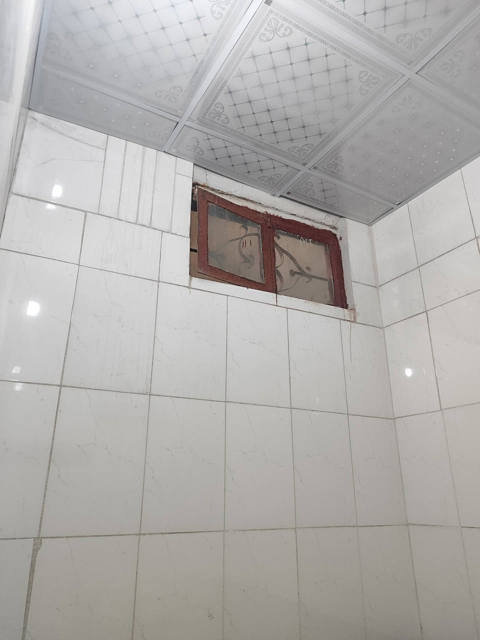 بيت للبيع المساحه 200م غرفه نوم وصاله ومطبخ وصحيات وستقبال وطارمه وحديقه صب كونكريت يصلح حسينيه مراجعة مكتب الخزعلي للعقار ***********
