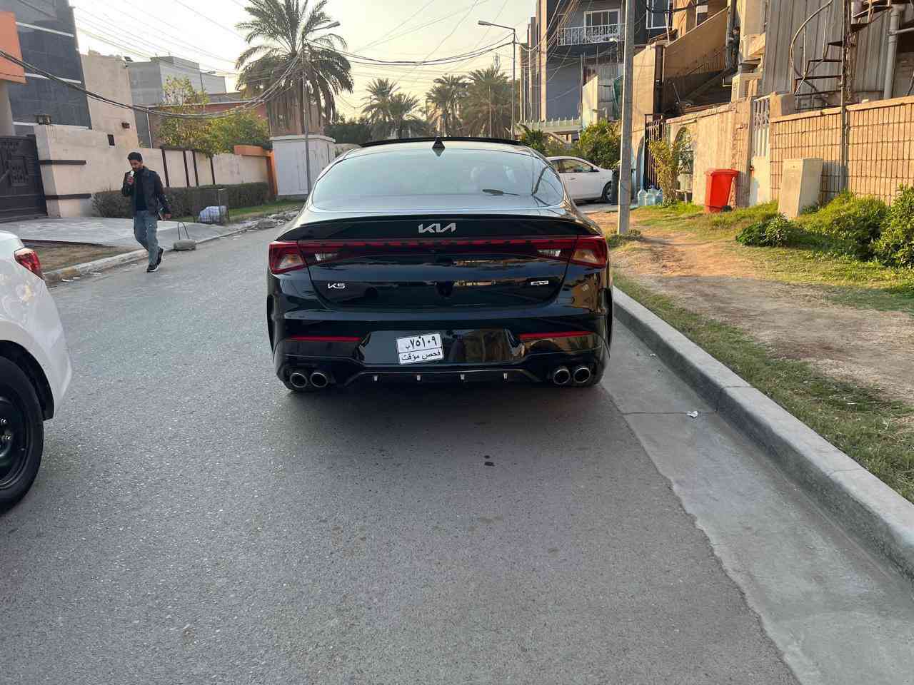 السلام عليكم عندي k5 مديل 2023 ماشالله كلش نظيفة رقم بغداد انكليزي باسمي وارد امريكي فول مواصفات محرك 2500 تيربو. ضررهه بند فقط مبدل ومصبوغ  و بامريكا رش فقط جاملغ وباب صفحة اليسرى السيارة غير هذا مابيهة الله شاهد المكان الدوره شارع 60 هذا رقمي ***********
