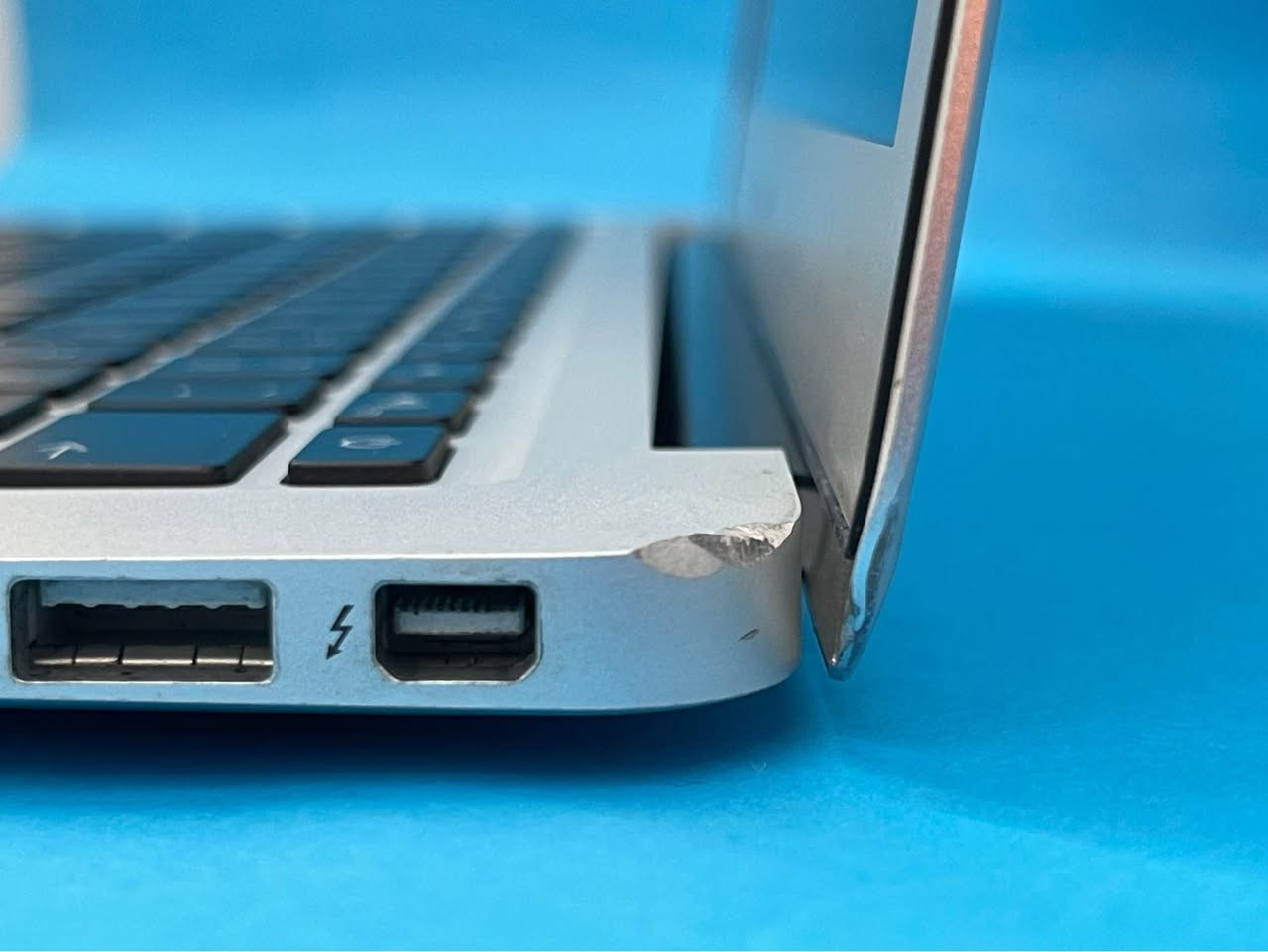 ماک بوک خاوێن بێ کێشەیە تەنها لە خوارەوەی شاشەکە وەک لە وێنەکە دیارە بەربۆتەوە شوێنەکەی دیارە بۆ کار و باری رۆژانە زۆر باشە و بێ کێشەیە 

MacBook Air 13-inch Early 2015

Processor 

1.6 GHz Dual-Core Intel i5

Memory 

8 GB 1600 MHz DDR3

Storage 

Macintosh HD 128 GB 

Graphics 

Intel HD  Graphics 6000 1536 MB

Time Cycle 

Count 460

ژمارە مۆبایل

0750 423 7688 أربيل, العراق
