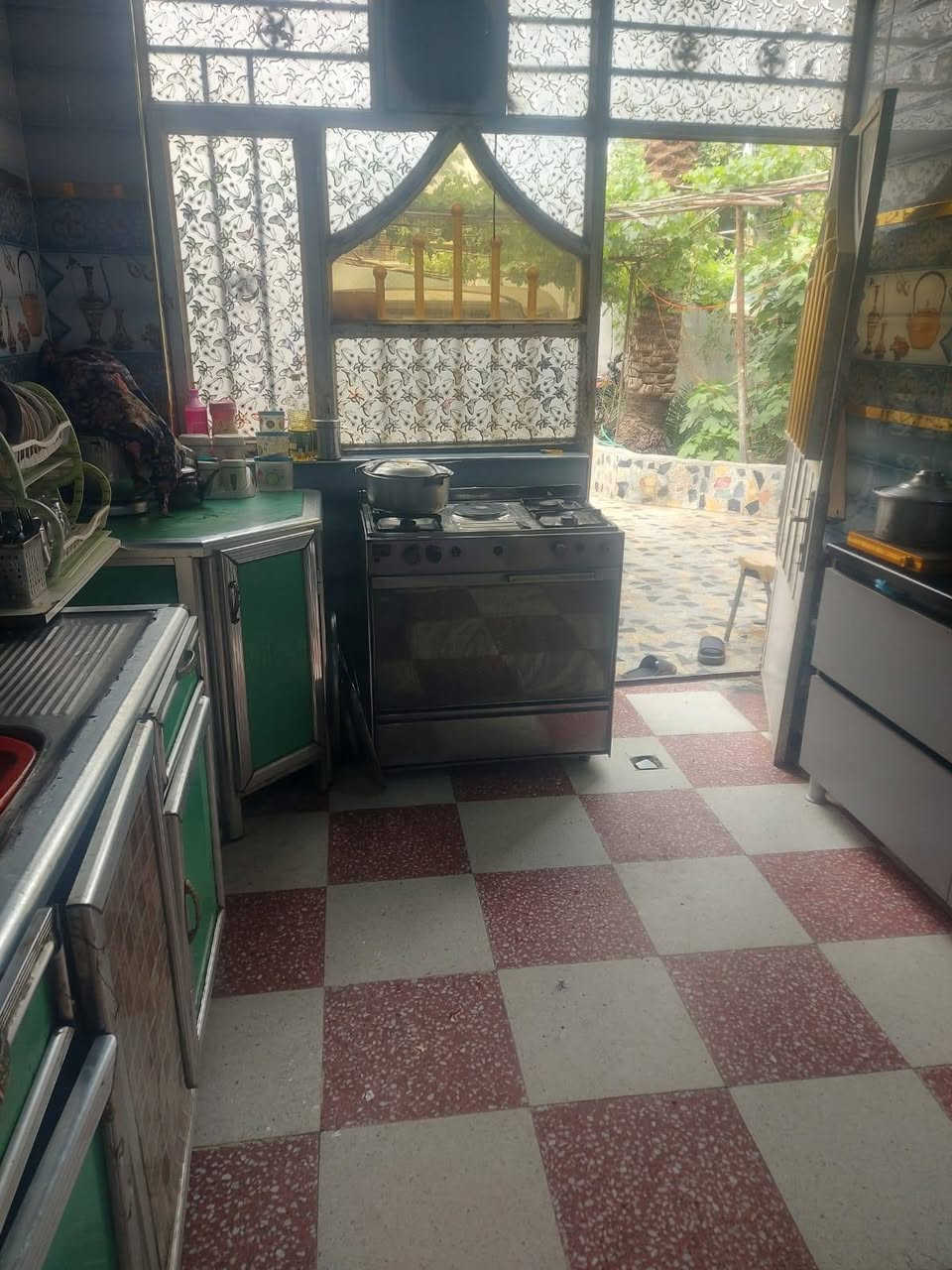 دار للبيع مساحة ٢٥٠ م واجهة ٥ ،١٢ م ونزال ٢٠ م زراعي سند ٢٥ باسمي من التسجيل العقاري بغداد حي السفير مقابل سكلة ابو جمال مكونه من ٢ غرف وصالة  واستقبال ومطبخ وحمام وكراج  كبير وحديقة مثمرة تغطي كل المساحة الخارجية وصحيات خارجية أرضية البيت كرانيت درجة أولى   ثلاث خطوط ماء . خابط واسالة ،كهرباء وتبليط ومجاري . يصلح ان يقسم دارين .اتصل  ***********
