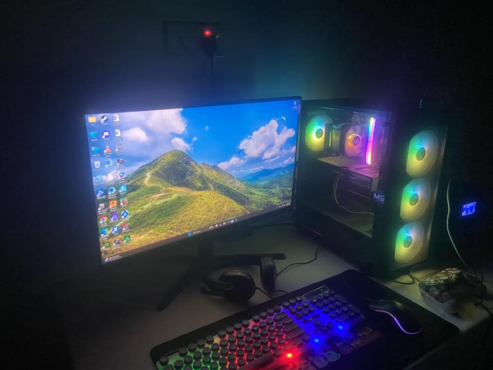 السلام عليكم
ـ PC كاملة للبيع + UPS Online 
-INTEL Core i5-14400F BOX
-RTX 4060 GIGABYTE EAGLE OC 8GB 3FAN BK
-16GB CORSAIR DDR5 5200 MHZ (8x2) 
KIT BLACK
-B760M H GIGABYTE DDR5 
-E900 1TB NVME M.2 3DNAND 2000M HEATSINK-DAHUA-E900N1TB 
-MNTOB MN-210 ALPHA DUAL RGB CUP COOLER
-PSU GAMDIAS KRATOS E1 600w RGB
-MNTOB MN-2080B STORM MESH 
4 FAN RGB 
-AOC 27G11E 27 FHD FAST IPS 0.5MS 
180HZ
اضافة الى جوستك بلي فور مع كت موس 
وكيبورد و سماعة كيمنك وUPS اونلاين اصلي 
مع العلم كراتين جميع المواد موجودة
وسلامتكم ..
واتساب او اتصال: ***********
