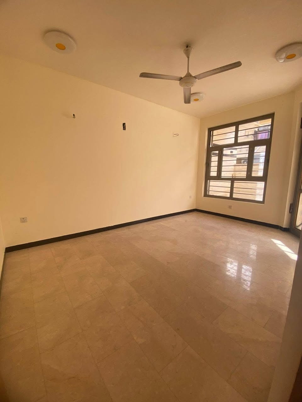 للإيجار في السيدية
بيت جديد جاهز للسكن 

يتكون من:. 

🏠 4 غرف نوم 

🏠 صالة

🏠 مطبخ 

🏠 خدمات  

📍 الموقع: السيدية مربع المثلث الذهبي 

————————————

📞للاستفسار:☎️ 

***********
