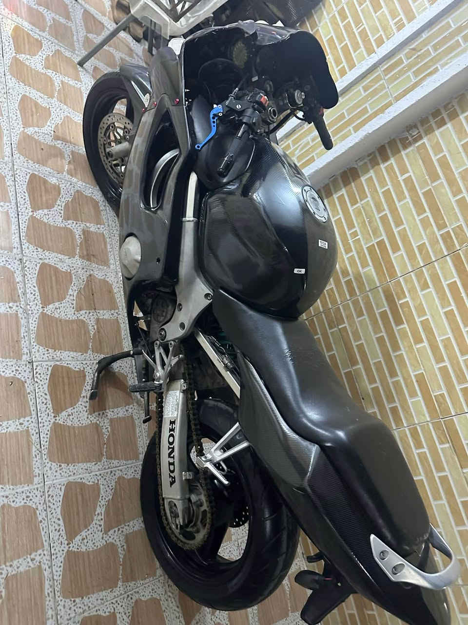 لۆ فرۆشتن ١٩ وەرەقەو مەجالەکی کەم 
مەکینە کەپس بەس سەری کرایتەوە 
کارەباییات مکینە کامل بە شەرت 
ئەوراقو منفیست و گومرگی کامل لەگەرە 
بەنجی پێشو پشتی نوێیە کەڤەر کامل بیلادی خاوێن 
لۆ حەزی خۆم کردیتمە کاربۆن .
موشتەری نی سەرمان مێشینە 
هەولێر 
*********** أربيل, العراق
