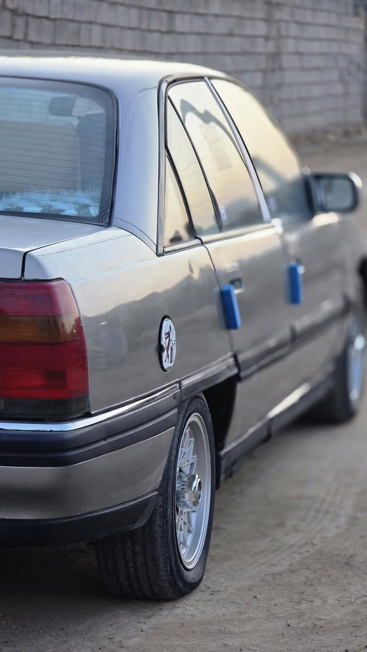 يالله اوبل اوميكا للبيع موديل 93 محرك 2000 #بلادي سنويه مجدده صبغ عام جماليه فقط كفاله من الضربه  والخويس كير #اوتوماتيك شرط تحويل مباشر سياره جاهزه من كلشي مكاني رمادي #للاستفسار *********** مكلف بنشر.           #السعر36 مجال بصيط
