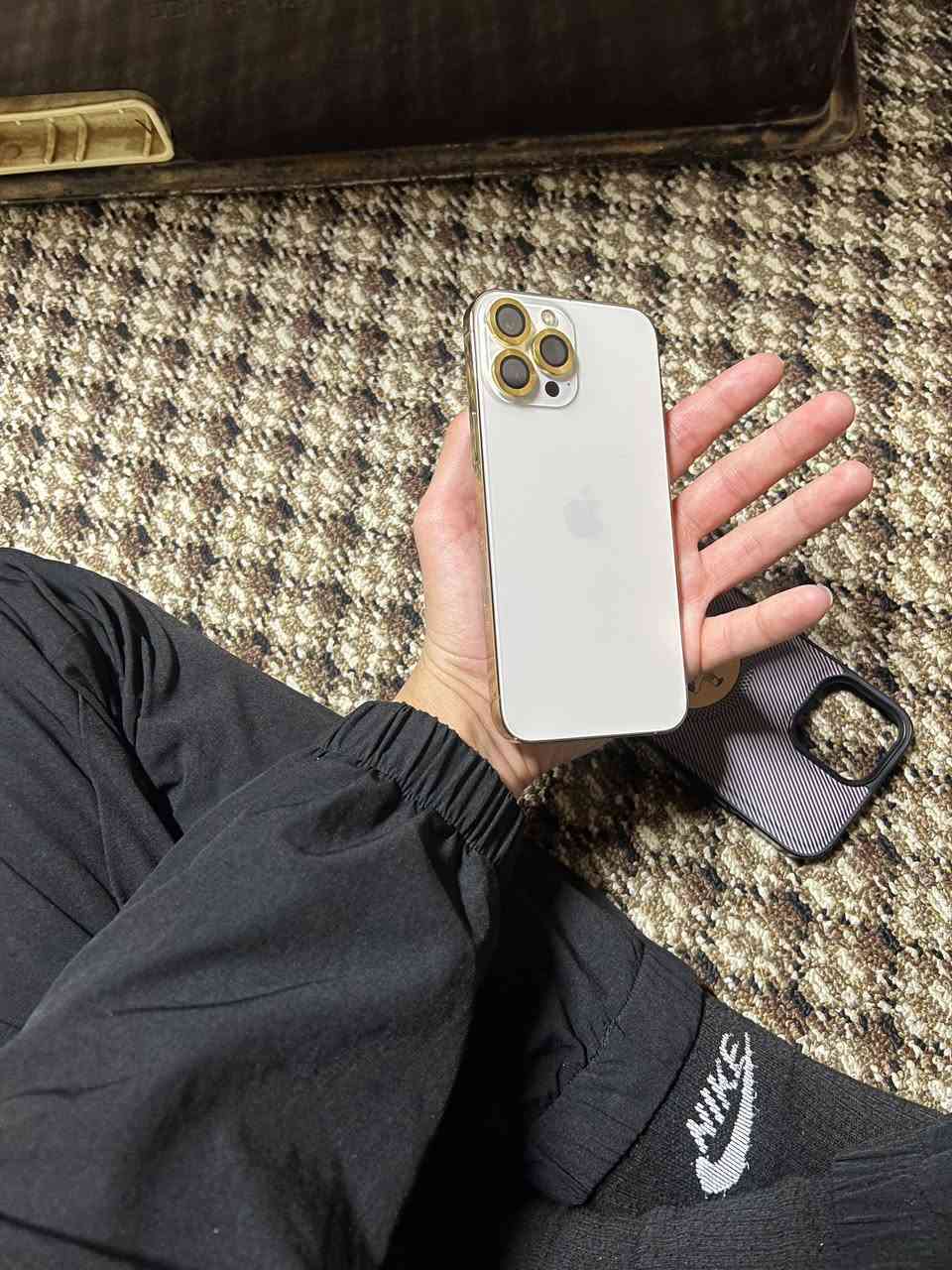 السلام عليكم 
ايفون ١٣ برو ماكس 
البيع ومراوس همين يرهم 
ذكرته ٢٥٦ بطاريه ١٠٠
الجهاز شخط مابي 
نضيف لاخر حبايه 
فقط الكلاص ماله مكسور ويتبدل 
سعره خاص رقمي *********** فقط وتساب وماسنجر
