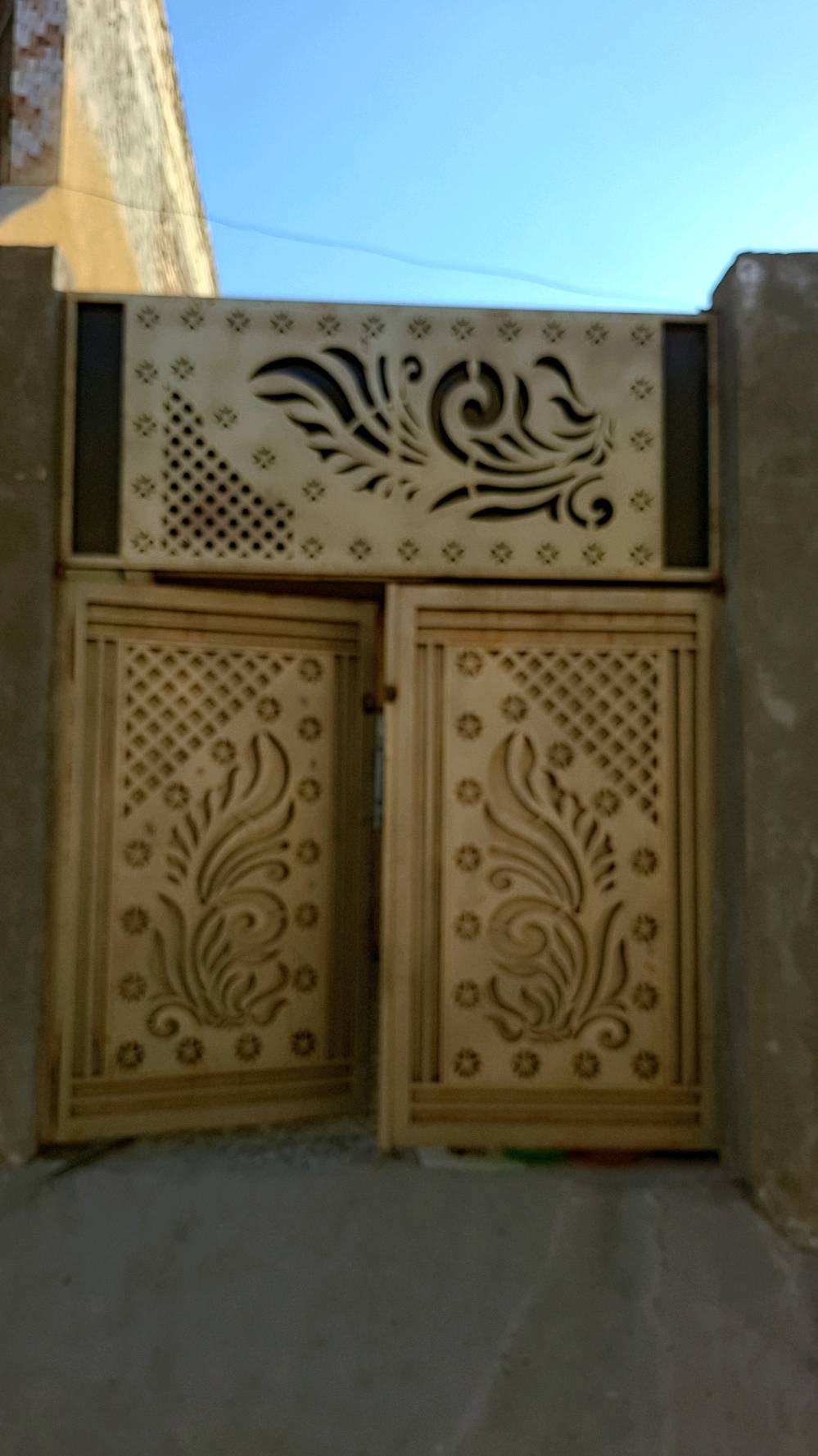 عندي بيت للبيع في منطقة هادئة ومريحة. المساحة منظمة والتصميم جميل ويتميز بمدخل جميل وباب خارجي رائع. يحتوي البيت على غرفة نوم مفروشة بشكل أنيق، ومطبخ عملي جاهز للاستخدام، وصالة واسعة مناسبة للاستخدامات المتعددة. الأرضية مغطاة بالكاربت التقليدي الذي يضفي جوًا دافئًا على الغرف. عندك ساحة خارجية متاحة للاستخدام مع نباتات موزعة بشكل جميل.