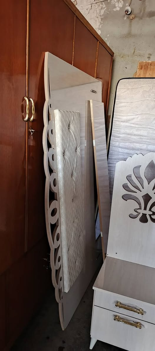 غرفة نوم اخو الجديد مستعمل شي قليل 
قطعتين لاتفصيخ ولاشد شغل عراقي
دوشك نفرين اسفنج عالي 
تفاصيل الغرفة داخل صور 
شراي ***********
#جلولاء سوق السبت مجاور الكراج👍
يوجد خدمة توصيل داخل جلولاء فقط 🚚🚚
