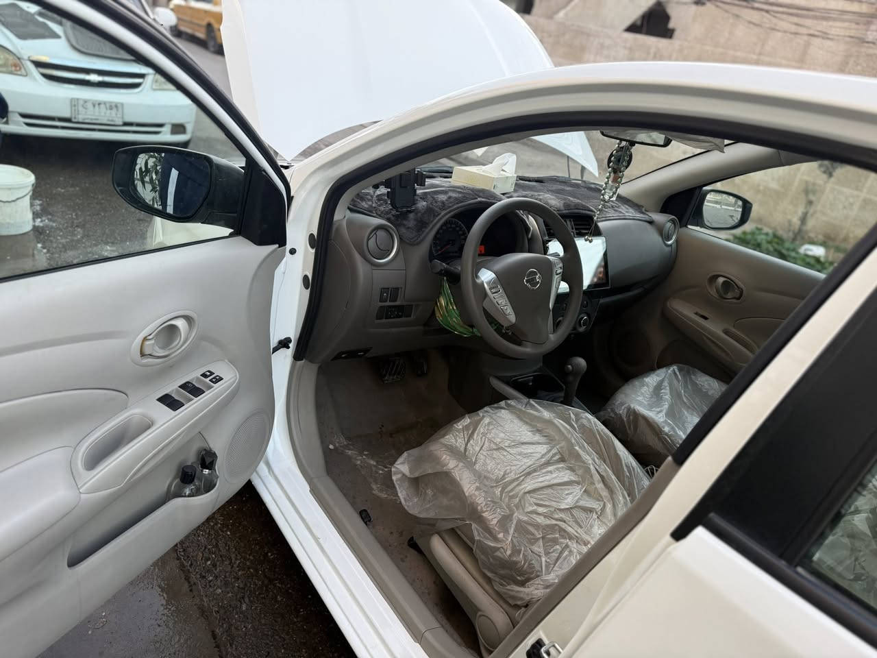 السلام عليكم..
نيسان سني موديل ٢٥  السياره جديده على وضع الشركة 
ماشيه ٢٢ الف 
مكفوله تحويل ثاني يوم شماليه السياره عارضها ١٢٧ $
مكاني الغزاليه هاتف ***********

