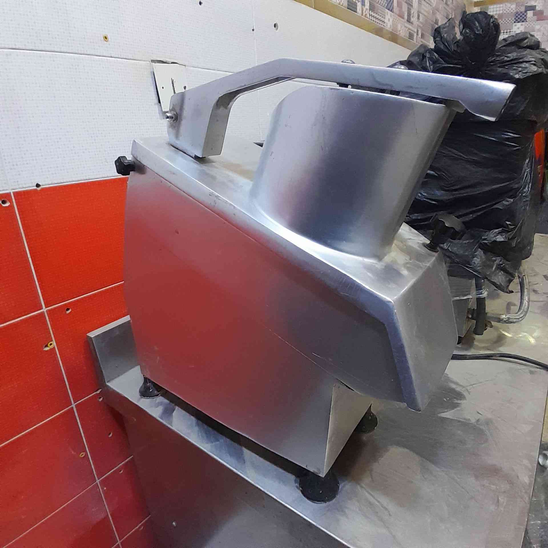 قطاعة خضروات وياها قرص واحد فقط بحاله جيده جدا سعر 225 مكان بغداد للاتصال ***********
