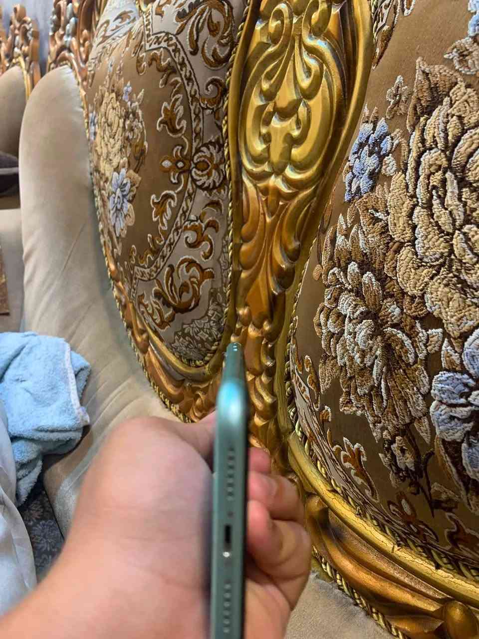 السلام عليكم أيفون 11 عادي لون فستقي 

مبدل شاشه اصلي ابل وبطاريه اصليه ابل 
بس التلفون متروك صار اكثر من 1.5 سنه 
وهيج طالع مكتوب ماعرف ليش 

كله موضح كدامك 

السعر 180وبي مجال 

الاستفسار : ***********
