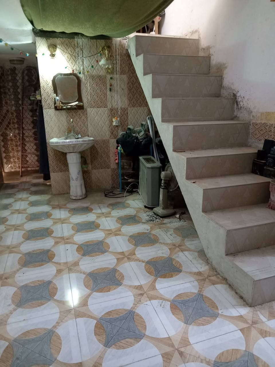 بيت طابو زراعي في منطقه الراشديه قضاء الحي مساحته ١٧٥ يحتوي على غرفتين وهول واستقبال ومطبخ ومجموعه صحيات خارجيه وداخليه للاستفسار اكثر والسعر الاتصال على الرقم ***********
