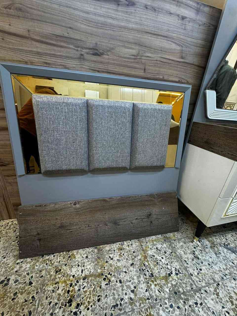 معرض اثاث الشكور غرفه نوم نفر للبيع نضافت الغرفه 100/100غرفه تتكون من كنتور تخت نفر+دوشك+ ميز دراسة وميز توليت غرفه ماركه لون مميز السعر خاص*********** واتساب عنوان موصل قادسيه قرب ملعب المواج ملاحضه نستقبل جميع انواع الغرف
