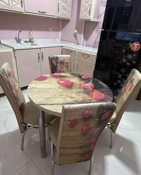 طاولة طعام • ٤ كراسي • بابل الطيارة