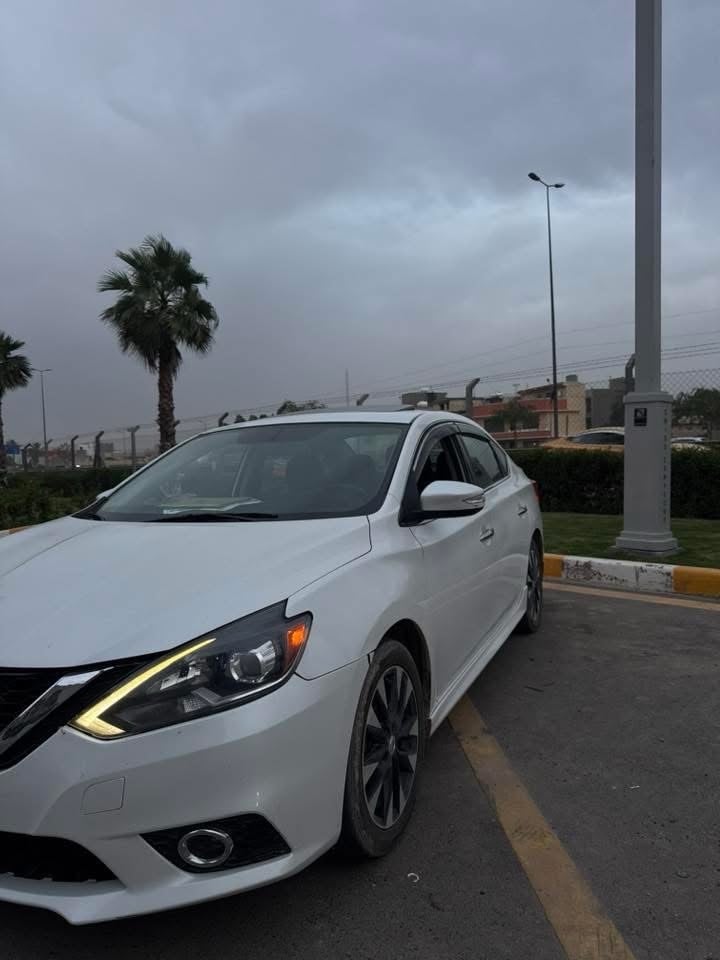 سيارتي نيسان سنترا SR نظيفة وبحالة مرتبة، لون أبيض وشغلها يبين عليها محافظين عليها. مواصفات شكلية حلوة مع جنوط سود، إضاءة LED، وصدامات وستايل رياضي. مناسبة للي يدور سيارة استخدام يومي مريحة وشكلها شبابي، والمعاينة على الطبيعة تحكم.