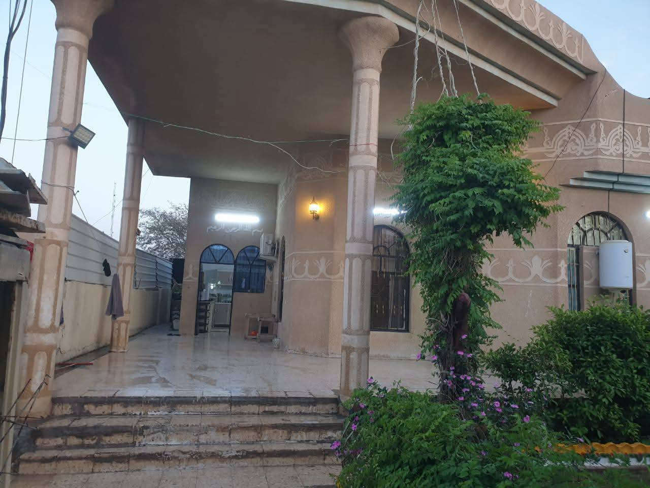 السلام عليكم بيت للبيع منطقة الخالدية قرب مستشفى الرشيد مساحة 318 متر للاستفسار *********** السعر 120 وبي مجال
