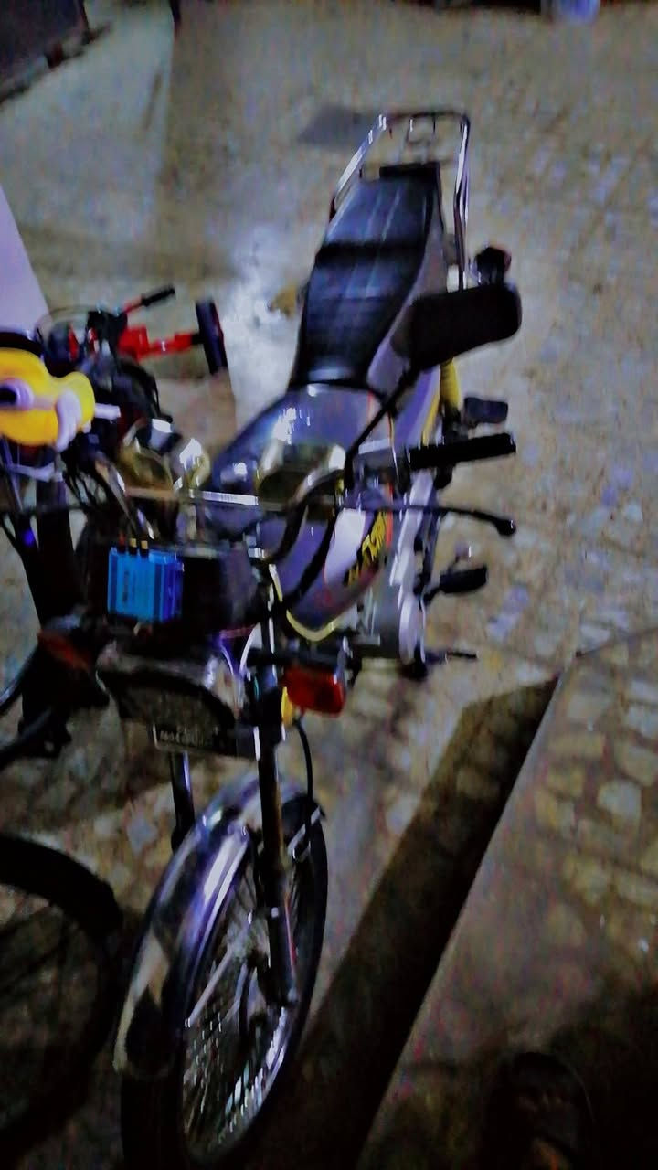 سلام عليكم
موطور اربع كير 
گير محرك بشرط لا صرف لا بخار ولا صوت 
كهربائيات كله شغال بشرط 
الماطور حلوه و ومرتبه للشغل ماشاءالله 
سعره 475
وبي مجال قليل للطيبين 
***********
