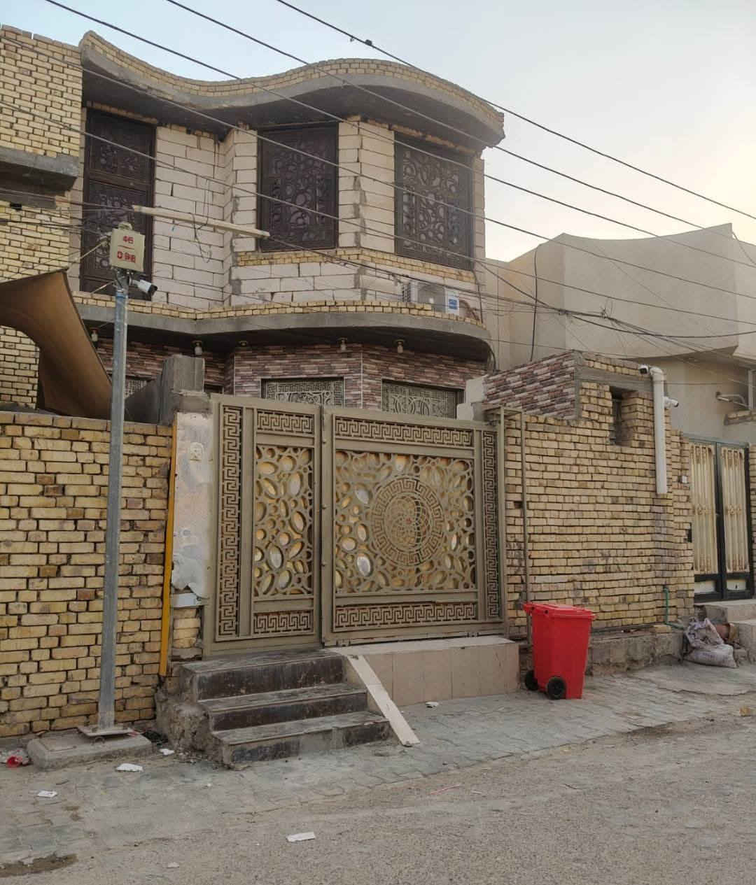 بيت للبيع مساحهه ١٢٠
الارضي غرفه وصاله جبيره واستقبال ومطبخ
وحمام خارجي وداخلي
الطابق الثاني 
غرفه جبيره وصاله وسطح العنوان حي الشهداء قرب السايدين الرئيسي السعر ١٦٠ مع المجال ***********
