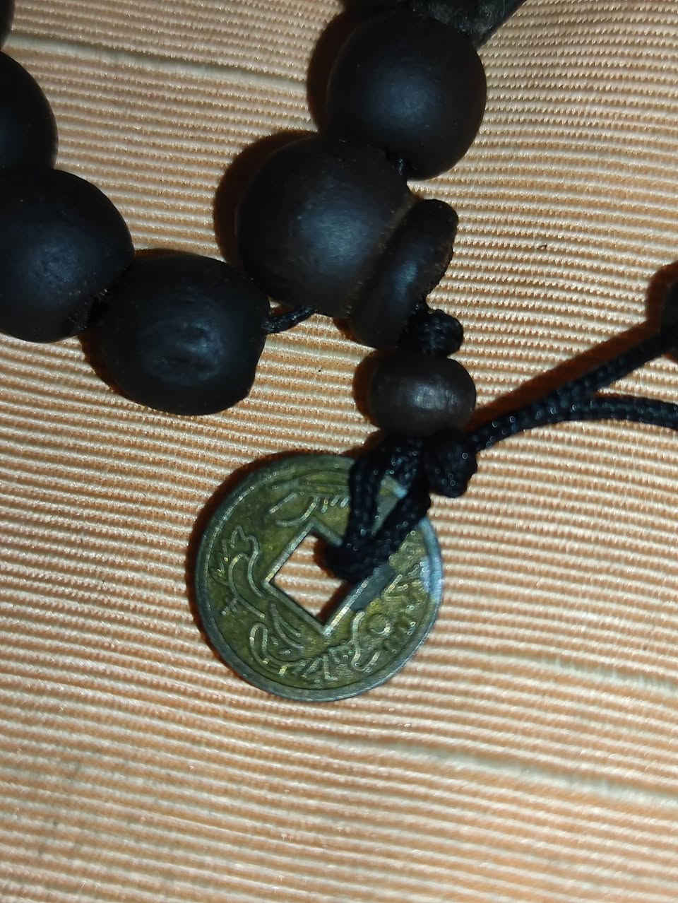 بين عراقة التاريخ وسكينة الروح.. قصة "الكنز" بين يديك 🏯
البُعد الروحي والفلسفة (فنج شوي).
ليست مجرد مسبحة، بل هي رحلة عبر الزمن! 📜
نقدم لكم هذا السوار الاستثنائي المصنوع من خرز خشب الصندل الأسود الطبيعي، والذي يتوسطه كنز حقيقي لا يتكرر: عملة صينية أصلية نادرة تعود لعصور الأباطرة. 🪙🖤
🕰️ تأريخ العملة: بصمة من القرن الثامن عشر
البُعد الروحي والفلسفة (فنج شوي).
العملة التي تزين السوار ليست مجرد تميمة، بل هي قطعة نقدية أصلية سُكت في عهد الإمبراطور جيا تشينغ (Jiaqing)، سادس أباطرة سلالة تشينغ (Qing Dynasty).

الحقبة الزمنية: تعود هذه العملة إلى الفترة ما بين عامي 1796م و1820م.

العراقة: بامتلاكك لهذا السوار، أنت تحمل قطعة يتجاوز عمرها 200 عام، شهدت عصوراً من الازدهار والتراث الإمبراطوري العريق.

لماذا يرتديها العارفون بالقيم الروحية والتراث؟ 🤔
ارتداء هذه القطعة يتجاوز المظهر الجمالي؛ فهي تُلبس لتعزيز التوازن النفسي والوفرة:

جذب الازدهار: في فلسفة "الفنج شوي"، تُعتبر هذه العملة الأثرية أقوى تميمة لجذب المال والحظ السعيد.

درع طاقي: يُعتقد أن النحاس الأصلي يعمل كمغناطيس يمتص التوترات ويحمي من الطاقات السلبية.

السكينة والاتزان: خشب الصندل يمنح شعوراً بـ "التأريض"، مما يقلل التوتر ويمنحك هدوءاً داخلياً.

أسرار النقوش والرموز الروحية 🔠🎨
كل نقش على هذه العملة الأصلية هو "دعاء صامت" وتراث حي:

1. خط "تونغ باو": يعني "الكنز المتداول"، ويرمز في التراث إلى جريان الرزق الذي لا ينقطع.

2. الثقب المربع: يمثل "الأرض"، والإطار الدائري يمثل "السماء". اتحادهم يرمز إلى نقطة التوازن بين واقعك المادي وطموحاتك الروحية.

3. زخارف النمو: النقوش الدقيقة على الحواف ترمز إلى السحب والترقي، وهي دعوة دائمة للنمو في الحكمة والقدرات الشخصية.

تفاصيل القطعة:

الخامة: خشب صندل أسود فاخر + عملة نحاسية أثرية أصلية (عمرها +200 سنة).

القيمة: قطعة فريدة لهواة الأنتيك والباحثين عن التميز الروحي.

قطعة تعبر عن شخصيتك المتصلة بالجذور، والباحثة عن السلام والنجاح. 🧘‍♂️
#أنتيك #عملات_قديمة #سلالة_تشينغ #فنج_شوي #خشب_الصندل #أناقة_روحية #FengShui #AntiqueCoins #جيا_تشينغ #تراث_صيني

.


**إذا كنت صاحب هذا الإعلان وتريد حذفه لأي سبب، رجاءا أرسل رسالة إلى الدعم الفني**