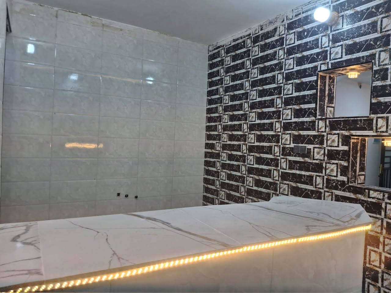 **عقار للبيع في النجف الأشرف - مقابل  قرية الغدير عمود 282**
**التفاصيل:**
- الموقع: مقابل قريه الغدير خلف بانزينخانه انوار الغدير عمود 282، قريب من السوق
- المساحة: 100 متر جاهز للسكن 
- السعر: ٤٨مليون دينار عراقي مع المجال
- البناء: طابوق، أساس وسقف كونكريت
- الأرضية: بورسلين
- السقوف جبس 
- أبواب: صاج درجة أولى
- مواصفات البيت:
 - استقبال
 - 1 غرفة نوم
 - صالة
 - مطبخ
 - حمام (صحية)
 - مكشفة
- الخدمات المتوفرة:
 - سوق قريب (100 متر)
 - ماء اساله خطين 
 - كهرباء + مولد
 - شوارع مبلطة
 - شارع عرض 10 متر
 - مدارس قريبة
**الرقم للاتصال:**
*********** 
واتساب او مراسله الصفحه
