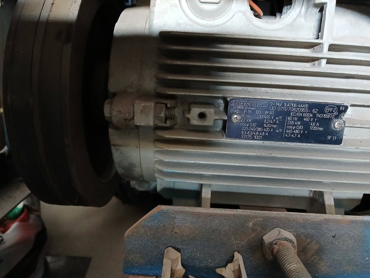 للبيع ٣ ماطورات
١ سيمنز دورة ١٥٠٠ ٣ فيز قدرة ٢.٥ كيلوات
٢ تركي دورة ١٥٠٠ ٣ فيز قدرة ٥.٥ كيلوات
ماطور هزاز تركي قدرة ١ حصان 
الماطورات نظافة ٩٠%
للاستفسار. ***********
