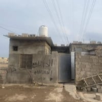 للبيع او ايجار  بيت 100 م زراعي بالبيضاء قرب السيطره يم نزله كوافير صا...