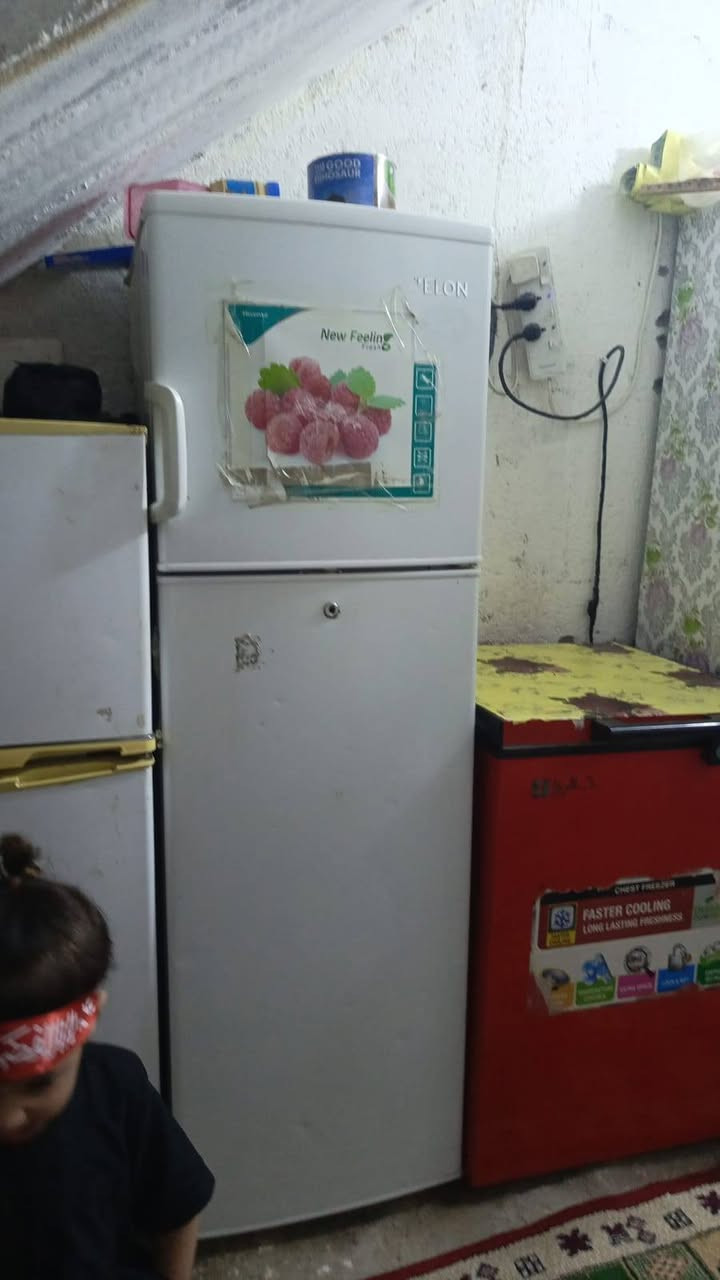 سلام عليكم شباب
 عندي اثنين ثلاجات
 البييع عدد 2 
ما داخلات تصليح ابد
تجميد فول ثلج فريزه 
واحد حجم زغيره  
وثانيه هم حجم جبير
 نضيفه كلش نضيفه 
سعر واحد عل 150 الف وبيهن مجال البييع مكان بغداد مدينه الصدر
 منطقه الحميديه رقم 
هاتف ***********
