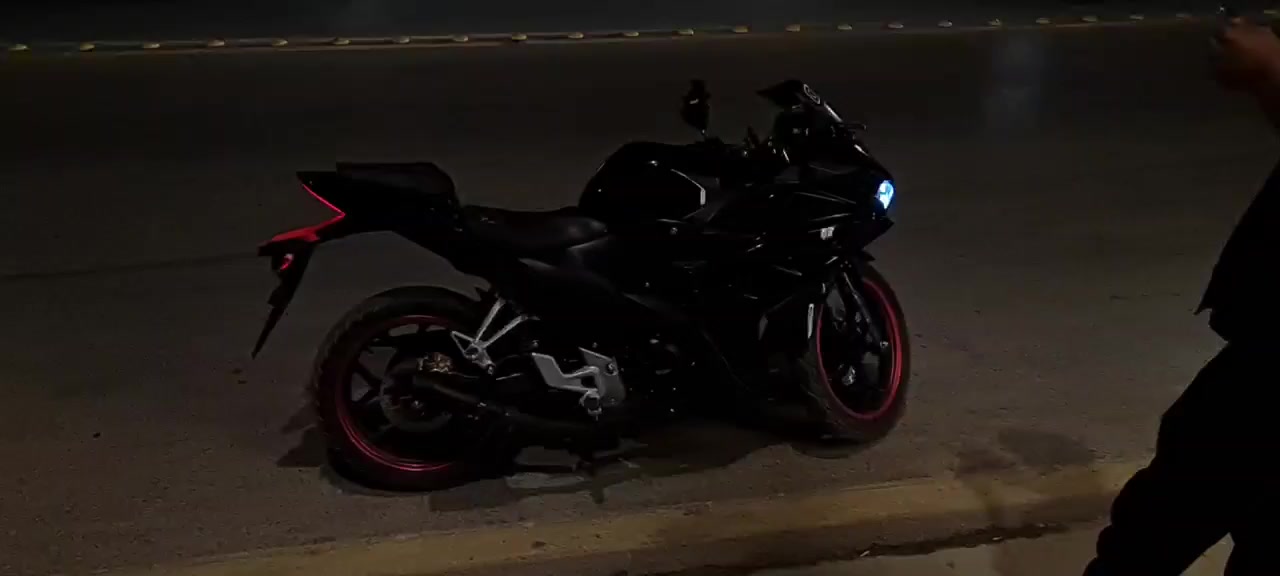 سلام عليكم دراجه R200 دايوان موديل 2023 دراجه نضيفه ناقصه شوي ترتيبات بل كفرات وصبغ سعر الدراجه مليون و 900 قابله للتفاوض للتواصل واتساب ***********
