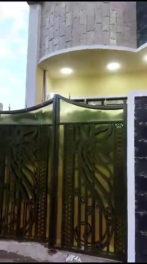 سلام عليكم يوجود بيت مساحه 100 لليجار جديد غير مسكون يتكون من استقبال+مطبخ +منور +غرفتين نوم سويت +طرمه خارجيه مع خدمات صحيه 
موقع البيت البعيثه خلف بيت طوكان اله مدخلين شارع بيت نوفه ومدخل حي دجله لاستفسار 
***********
